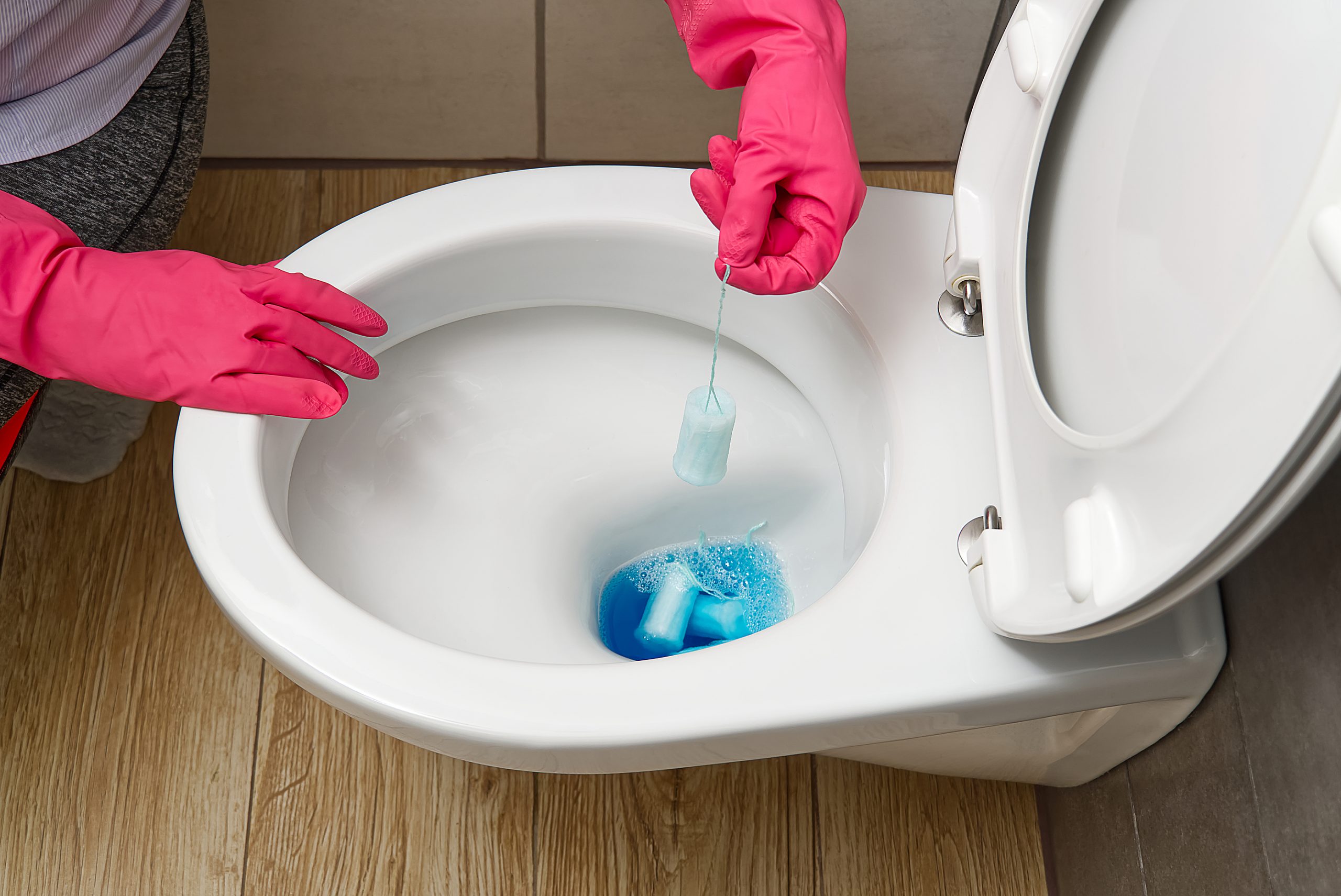 This Is What Happens When You Put Vinegar In Your Toilet